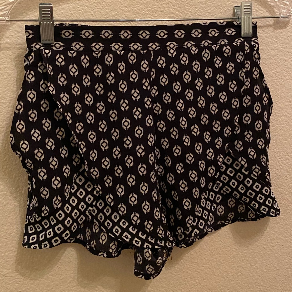 Scalloped edge printed shorts